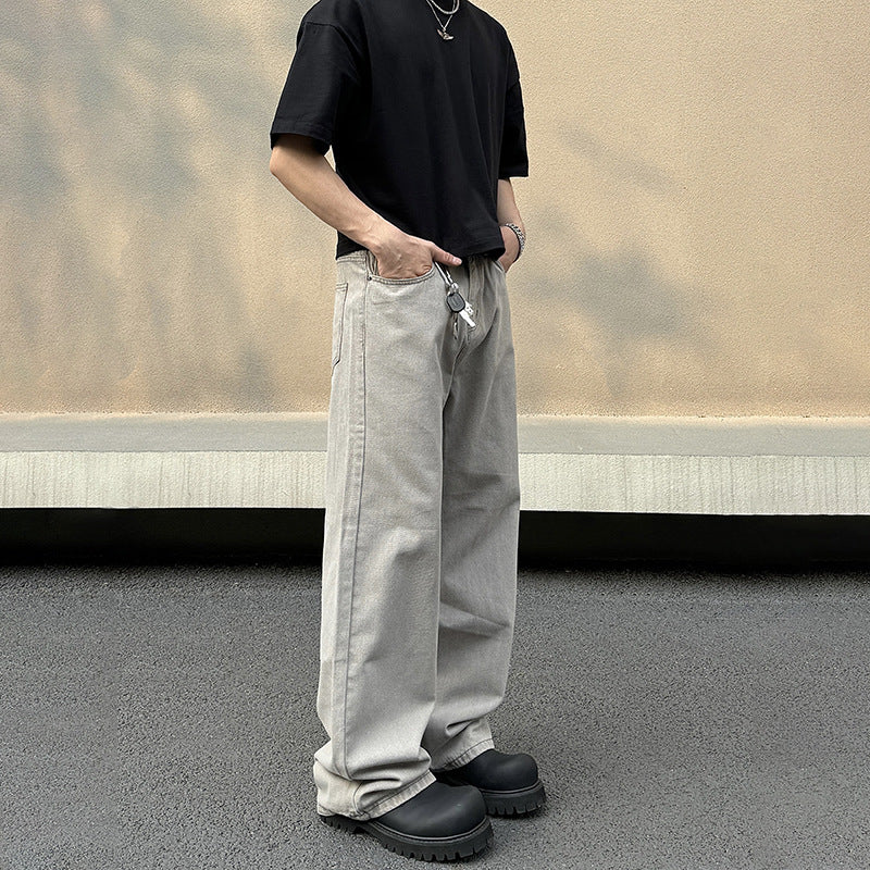 Pantaloni uomo larghi grigi, versatili e comodi, con un tocco retrò per la moda maschile casual.
