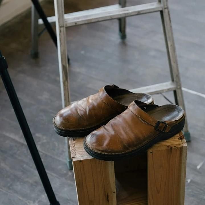 Muli uomo moda maschile, scarpe comode con soletta imbottita. Suola antiscivolo per sicurezza e stile casual.