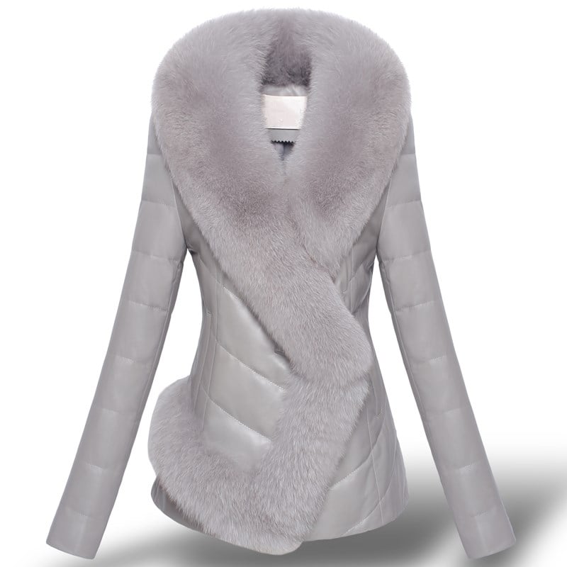Elegante cappotto corto invernale donna con morbido colletto. Perfetto per la moda invernale contro il freddo.