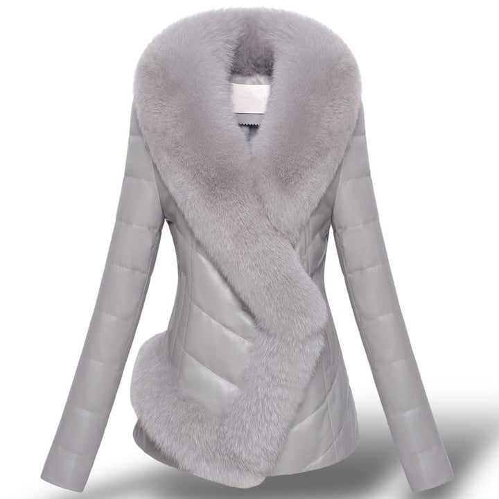 Elegante cappotto corto invernale donna con morbido colletto. Perfetto per la moda invernale contro il freddo.