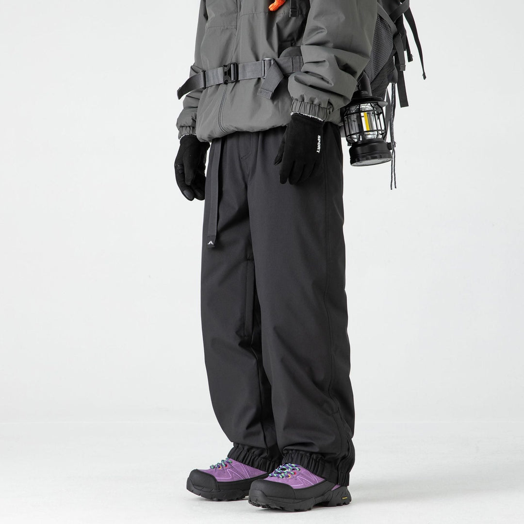 Uomo indossa pantaloni da sci e snowboard, caldi e impermeabili, perfetti per sport invernali e avventure in montagna.