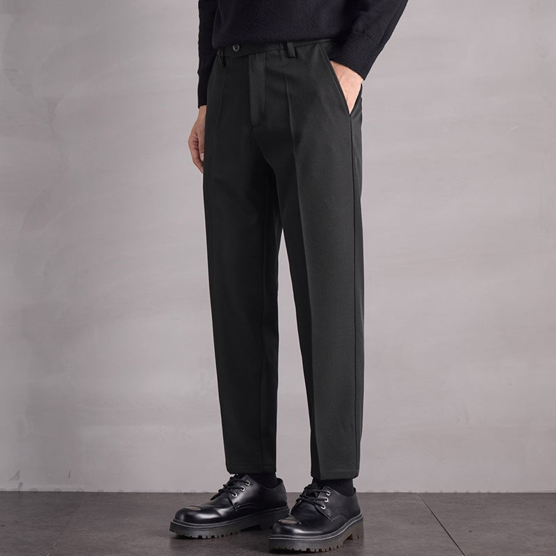 Pantaloni uomo dritti antipiega, un capo essenziale per la moda maschile. Perfetti per un look elegante e curato.