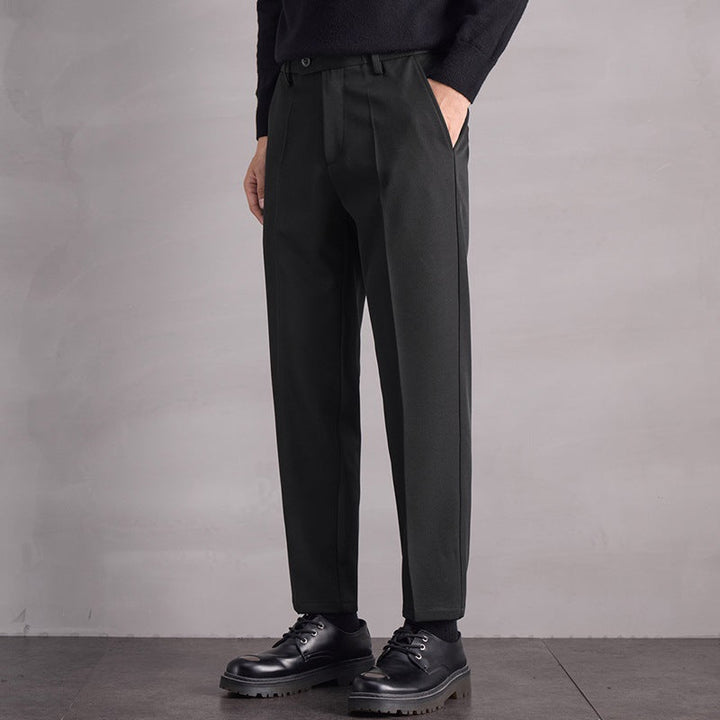 Pantaloni uomo dritti antipiega, un capo essenziale per la moda maschile. Perfetti per un look elegante e curato.