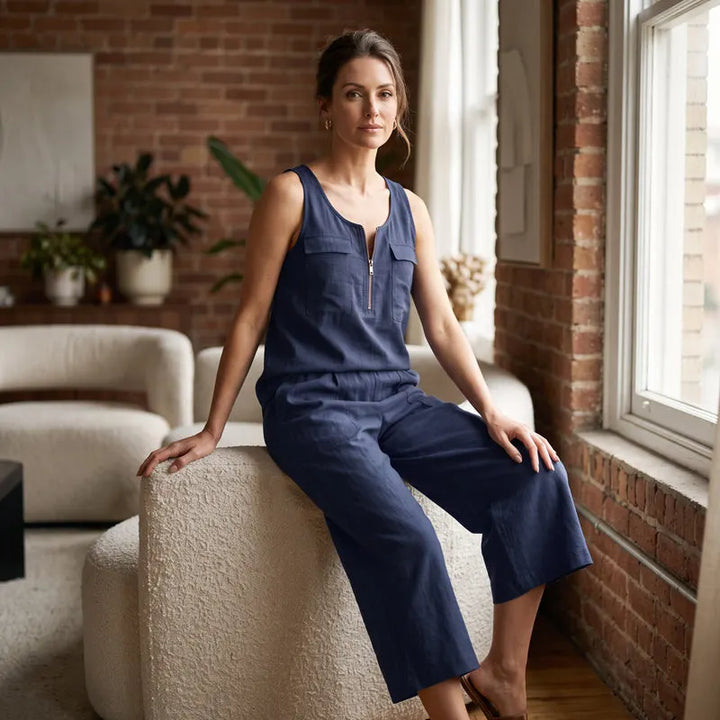 Completo casual chic donna: top senza maniche e pantaloni larghi. Look comodo primavera-estate.