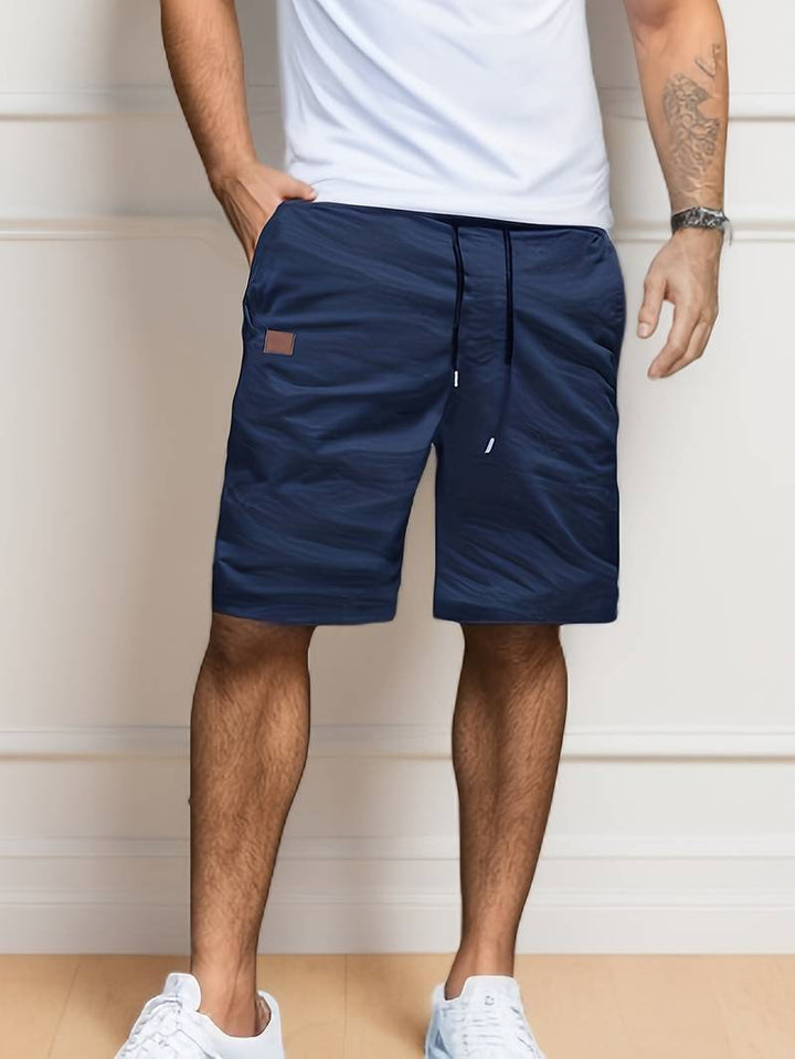Moda uomo: pantaloncini cargo casual, comodi e versatili, con tasche laterali per massima praticità.