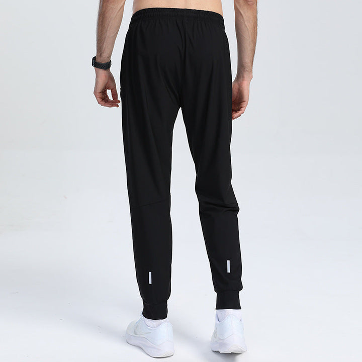 Pantaloni sportivi uomo larghi, perfetti per allenamento estivo e primavera. Comfort e freschezza assicurati.