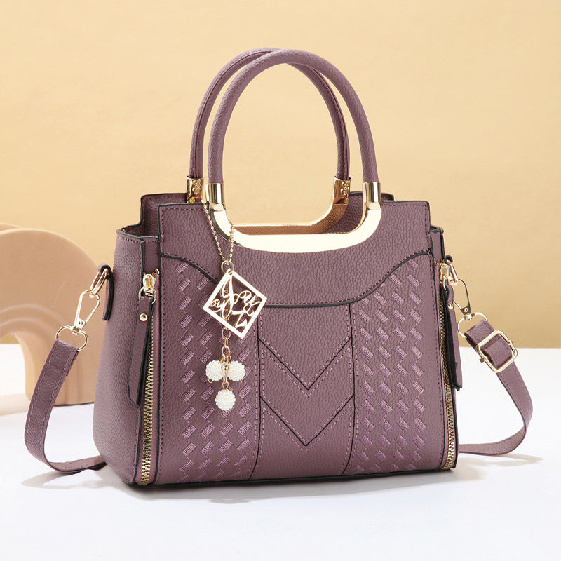 Modello di borsa donna trapuntata elegante, con tracolla regolabile, in diversi colori moda.
