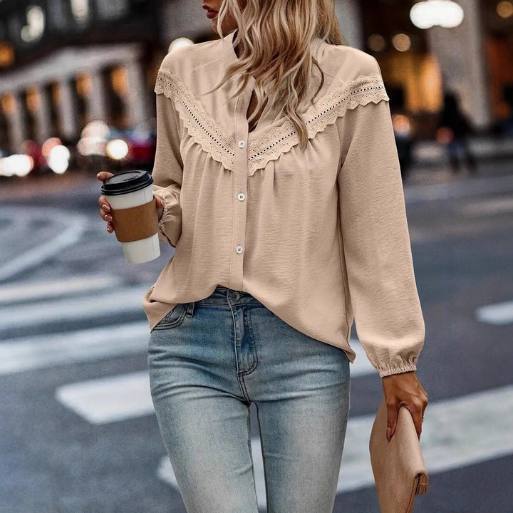 Camicia donna a maniche lunghe albicocca con eleganti balze, perfetta per look casual o ufficio. Moda primavera autunno.