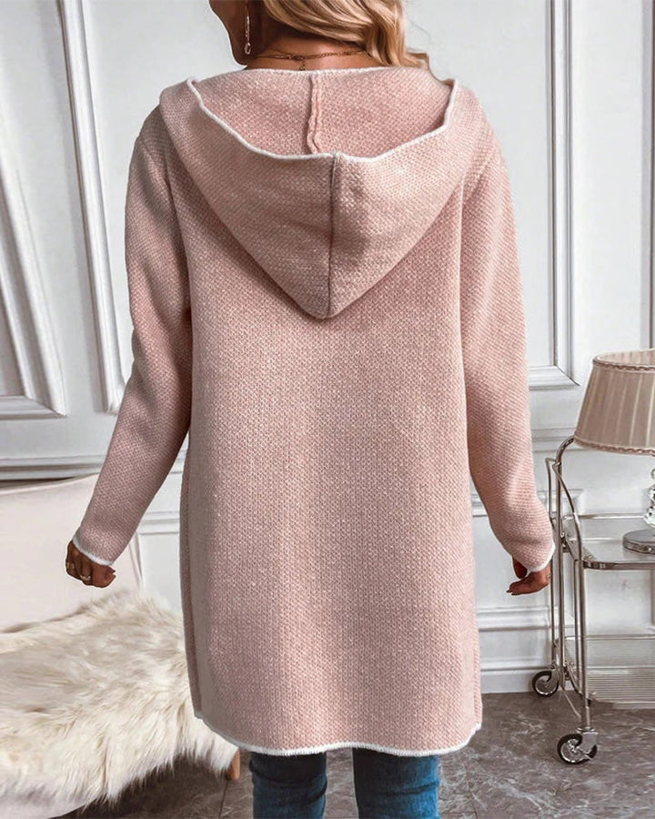 Cardigan lungo elegante e morbido da donna con tasche, per stile e comfort nella moda autunnale.