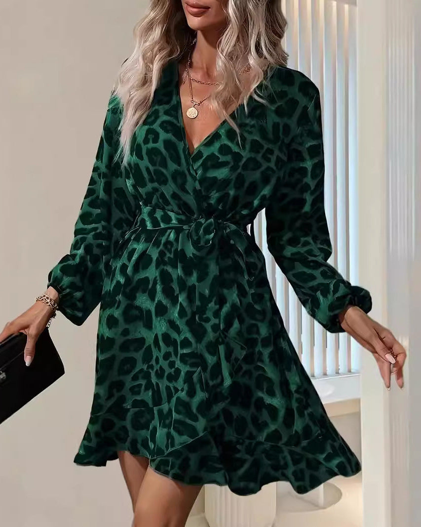 Donna in abito midi estivo leopardato, scollo a V, gonna asimmetrica. Eleganza e moda versatile.