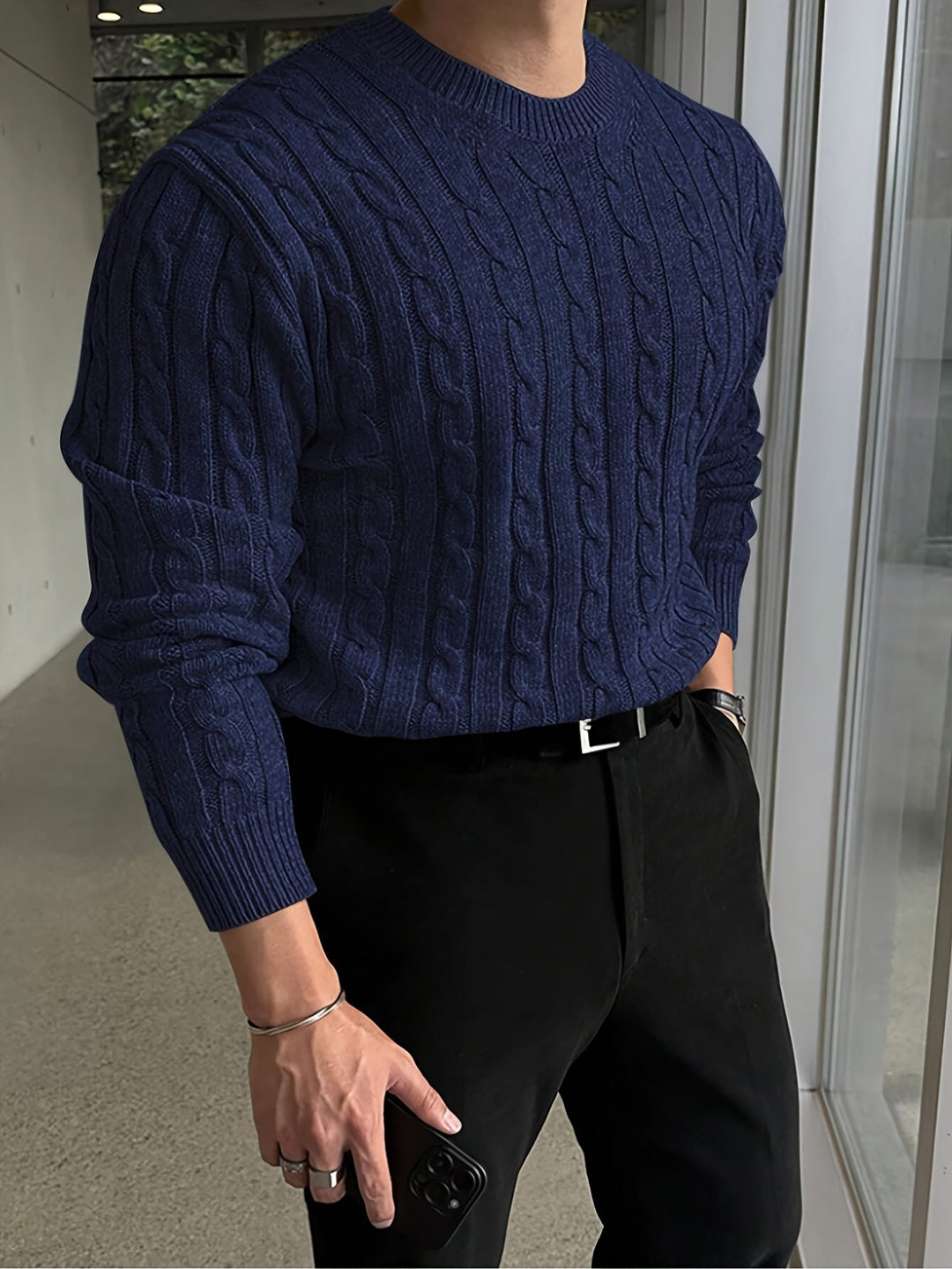 Dettaglio ravvicinato: Maglione donna a trecce e girocollo, texture morbida e calda per l'inverno.