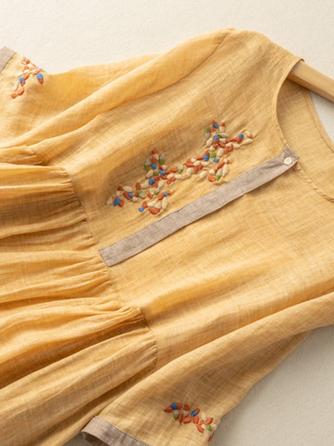 Abito donna ricamato blu, giallo, bianco, verde con dettagli etnici. Vestito in cotone morbido, ideale per l'estate.