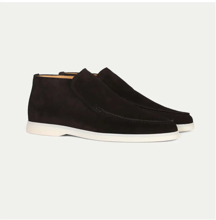 Dettaglio loafers uomo slip-on, scarpe comode con punta tonda e suola flessibile per comfort duraturo.