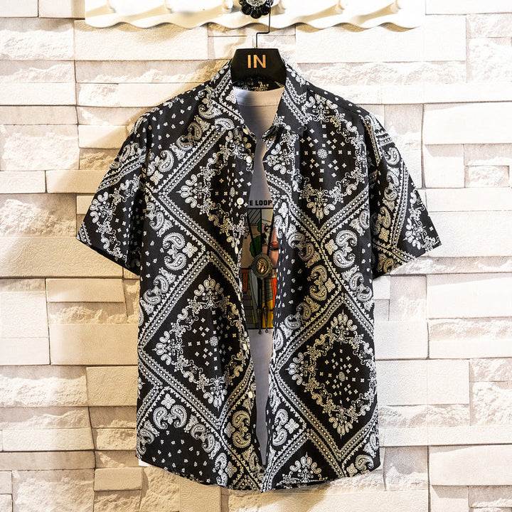 Camicia uomo slim fit a maniche corte con motivo floreale, versatile per look casual ed eleganti serate estive.