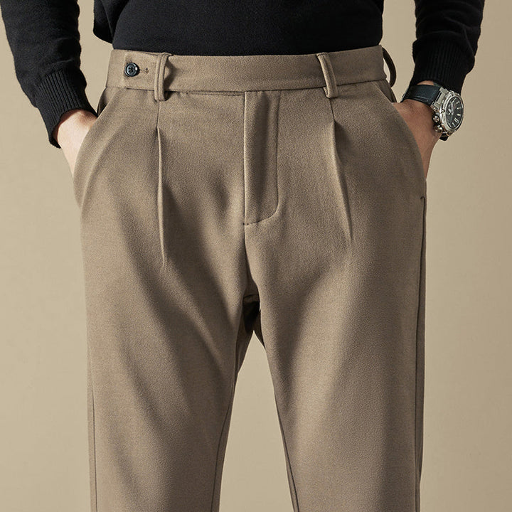Pantaloni uomo eleganti slim fit con doppie pieghe, grigi. Stile raffinato per ufficio e eventi formali. Moda uomo.