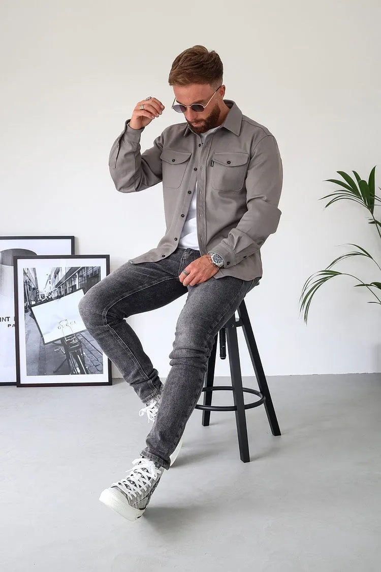 Camicia uomo con bottoni, adatta per abbigliamento maschile elegante o rilassato.