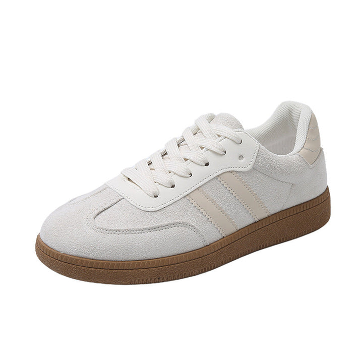 Dettaglio: punta arrotondata di sneakers donna casual leggere con lacci, perfette per outfit quotidiani.