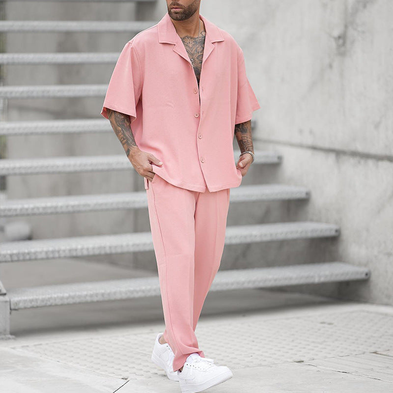 Set estivo uomo tinta unita, con camicia a maniche corte e pantaloni casual, per un look comodo e alla moda in estate.
