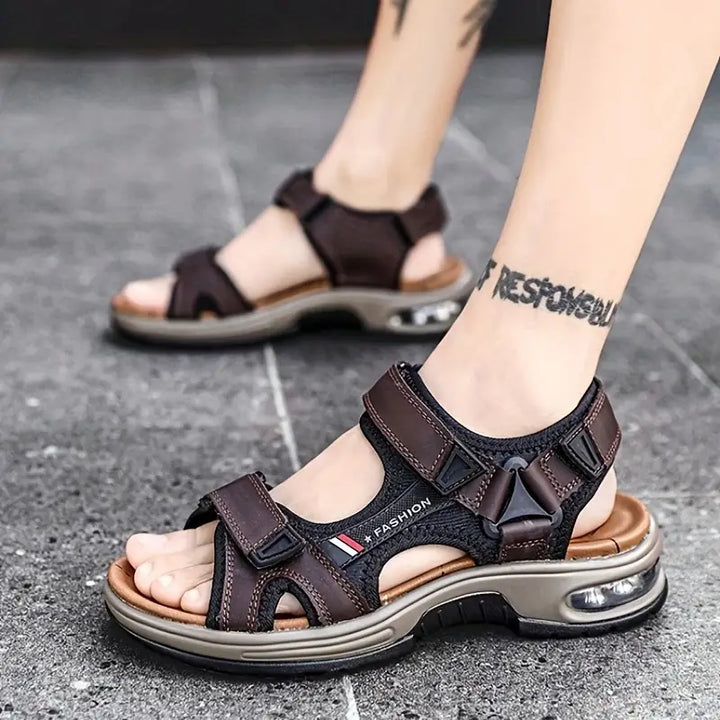 Eleganti sandali uomo in pelle con design casual e supporto ortopedico avanzato per comfort e camminata stabile.