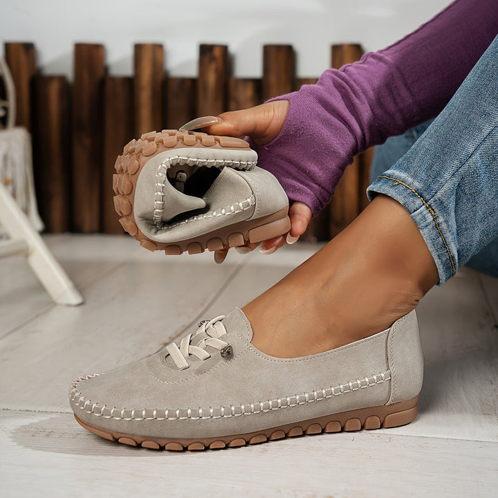 Mocassini da donna in camoscio grigio, con comfort e supporto per piedi sensibili, stile casual.