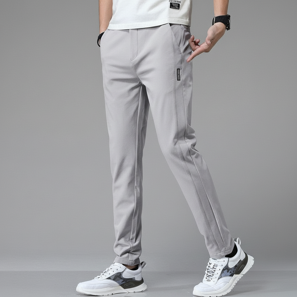 Dettaglio tessuto: pantaloni uomo antipiega grigio scuro, affusolati, perfetti per viaggi e uso quotidiano.