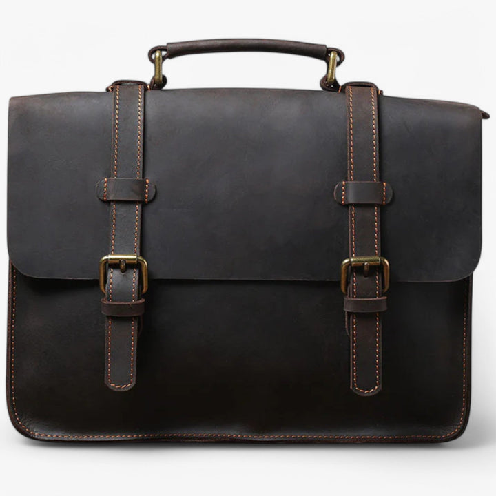 Borsa messenger unisex marrone scuro con patta e tracolla regolabile, ideale per uso quotidiano o viaggio.