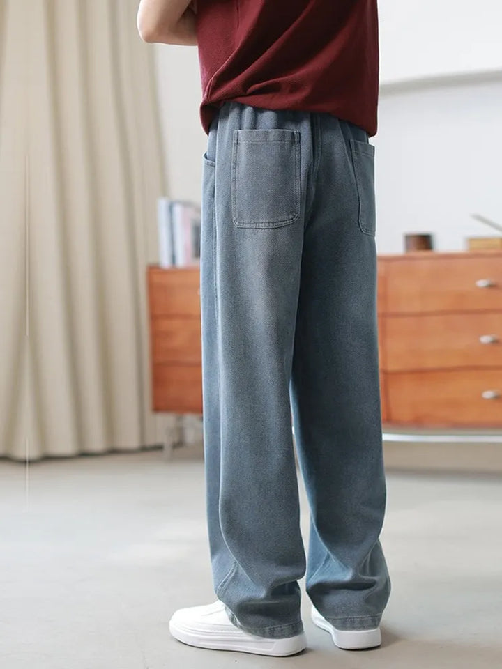 Denim uomo loose fit, gamba dritta lavata. Perfetti per comfort quotidiano e abbigliamento casual maschile.
