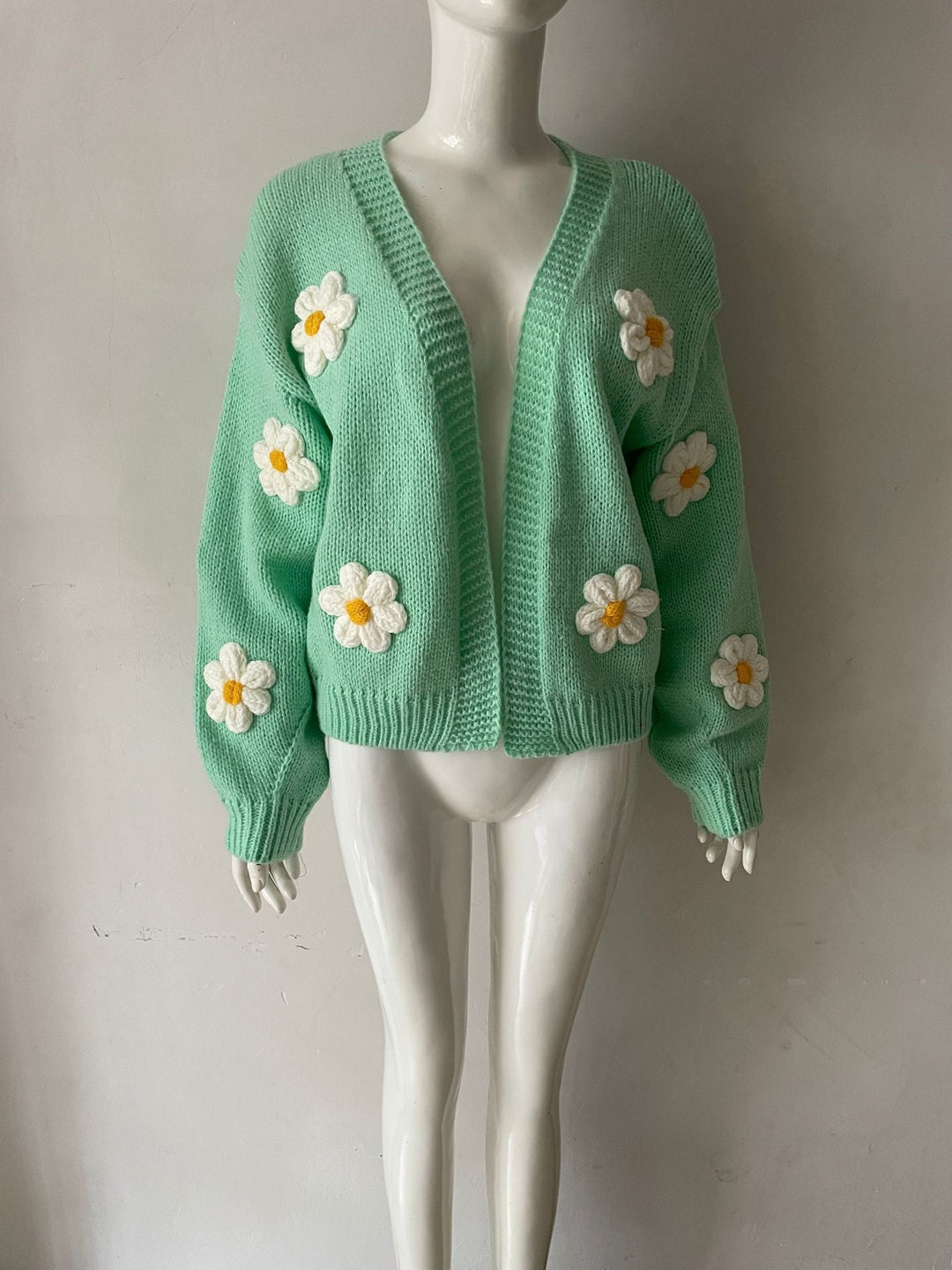 Cardigan donna trendy, morbido e ampio. Stile colorato per abbigliamento femminile moderno e casual.