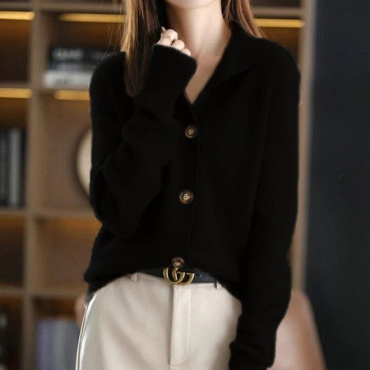 Cardigan donna corto moda autunnale, versatile, con collo alto. Stile casual ed elegante.
