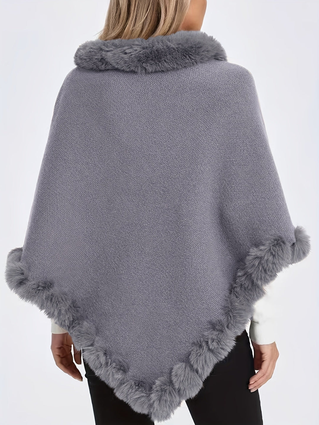 Accessorio invernale donna: poncho elegante con bordo in pelliccia, aggiunge stile e calore al look.