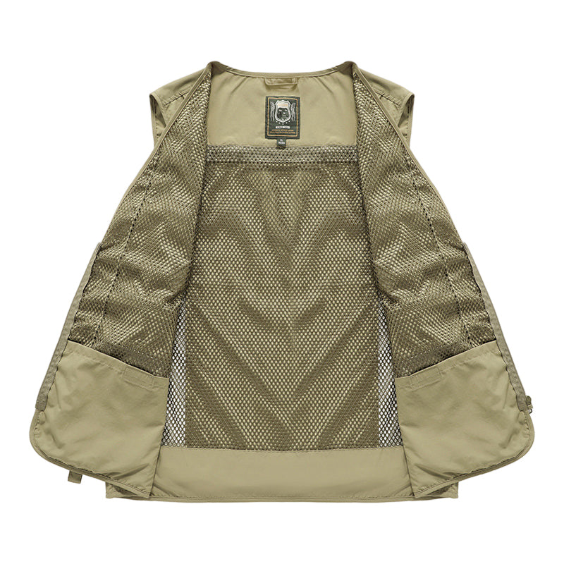 Gilet estivo uomo traspirante, modello indossa gilet multitasche per look outdoor.