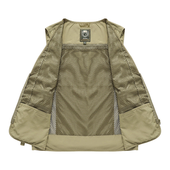 Gilet estivo uomo traspirante, modello indossa gilet multitasche per look outdoor.