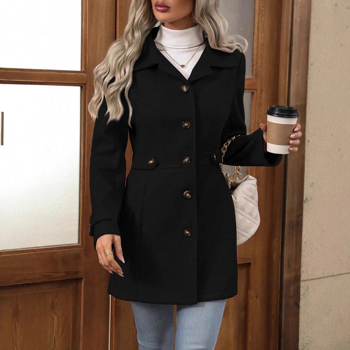 Cappotto donna lunghezza media, monopetto con revers. Perfetto per outfit eleganti e giornate fredde autunnali.