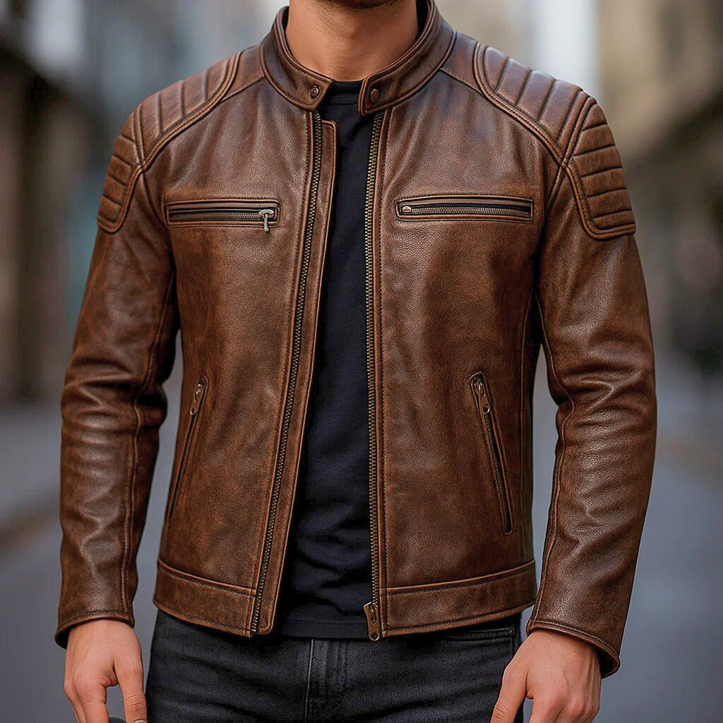 Moderna giacca biker uomo in pelle nera, con spalle rinforzate e zip. Outfit urbano e casual.