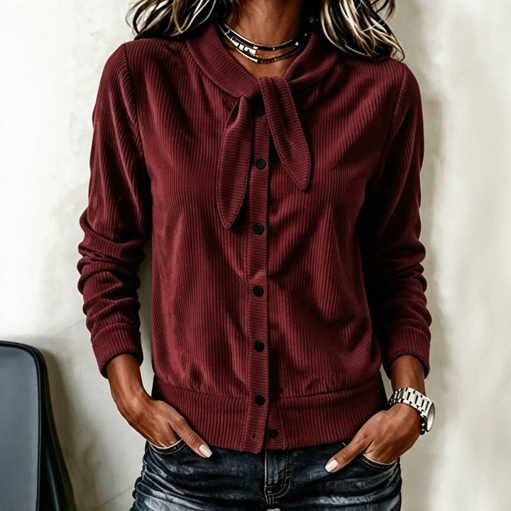 Elegante maglione donna morbido, dettagli fiocco velluto e bottoni. Stile autunno inverno.
