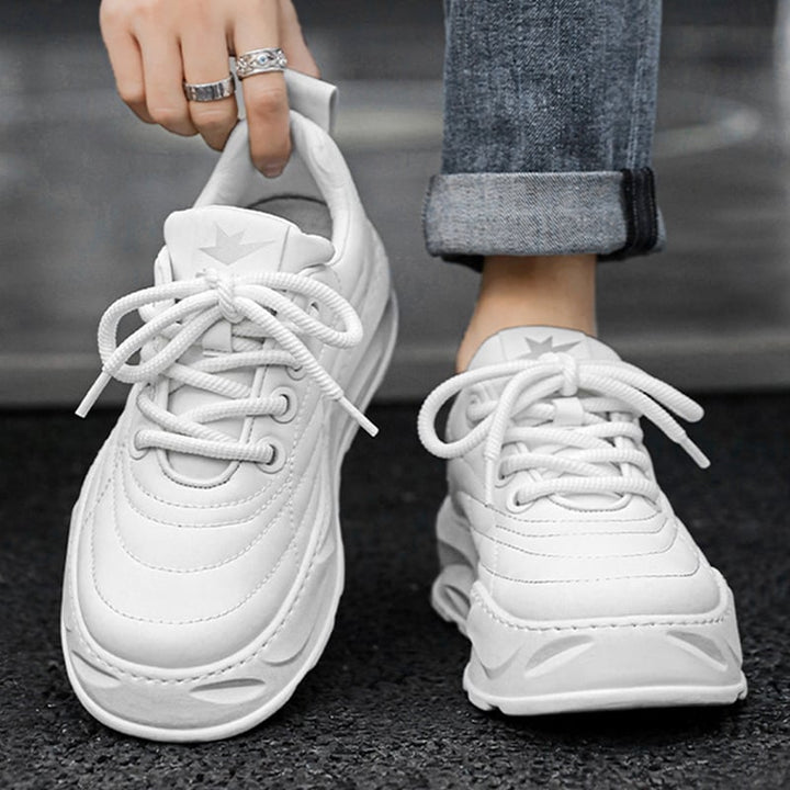 Sneakers uomo sportive con design moderno beige, nero e bianco. Scarpe da corsa con suola spessa.