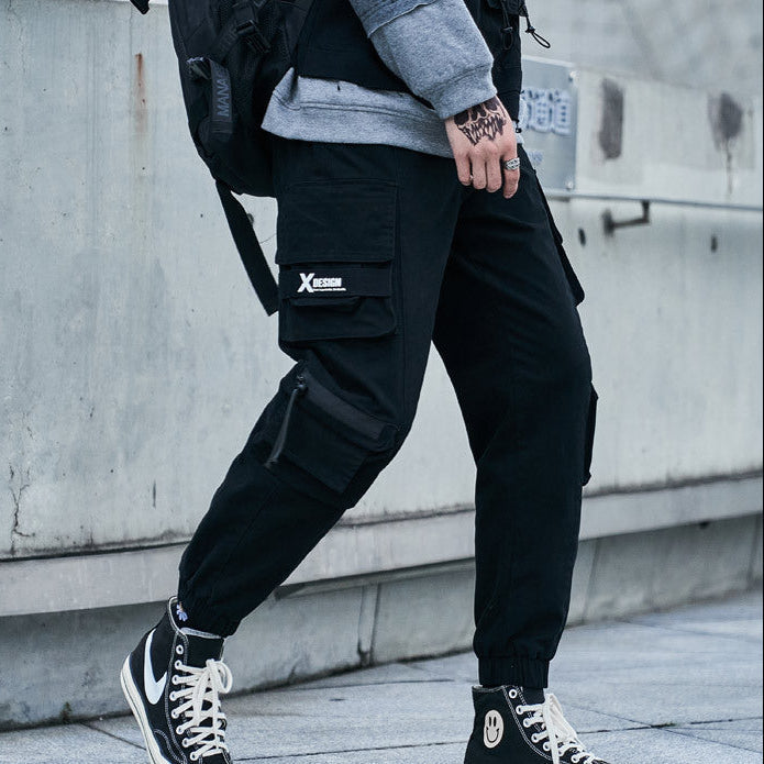 Pantaloni cargo uomo monocolore verde militare con coulisse, ideali per un look casual autunnale.