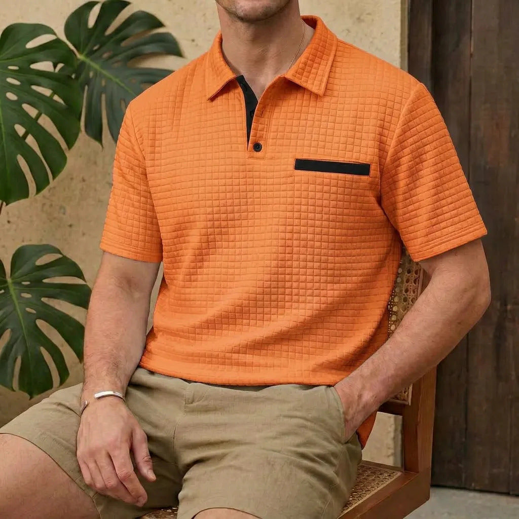 Polo estiva uomo con moderno patchwork asimmetrico e maniche corte. Stile casual ed elegante per l'estate.