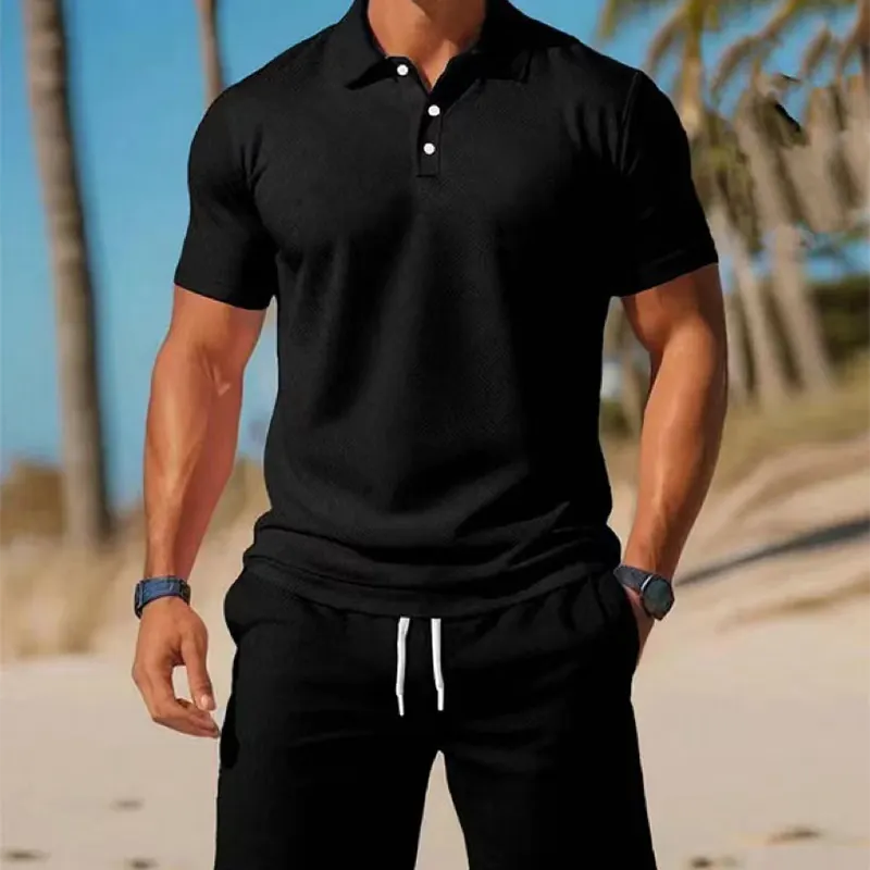 Moda uomo: completo casual estivo con polo e shorts, design moderno per spiaggia e tempo libero.