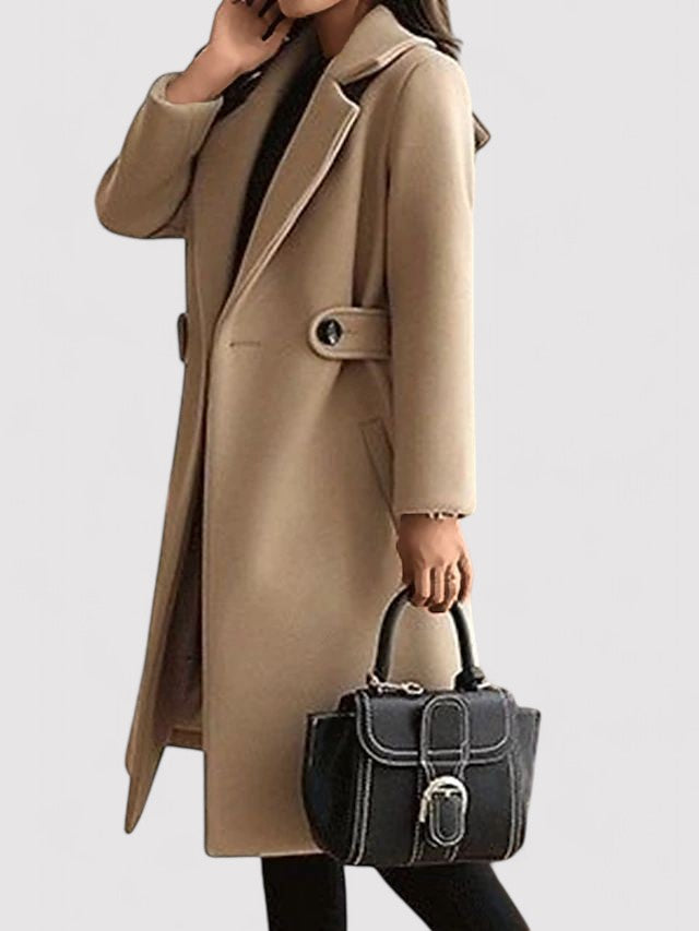 Cappotto lungo invernale donna color marrone, con elegante fibbia e revers raffinati. Moda autunnale.