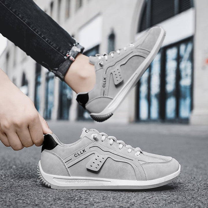 Scarpe casual uomo con suola piatta antiscivolo, ideali per lo skate o per un look versatile e comodo.