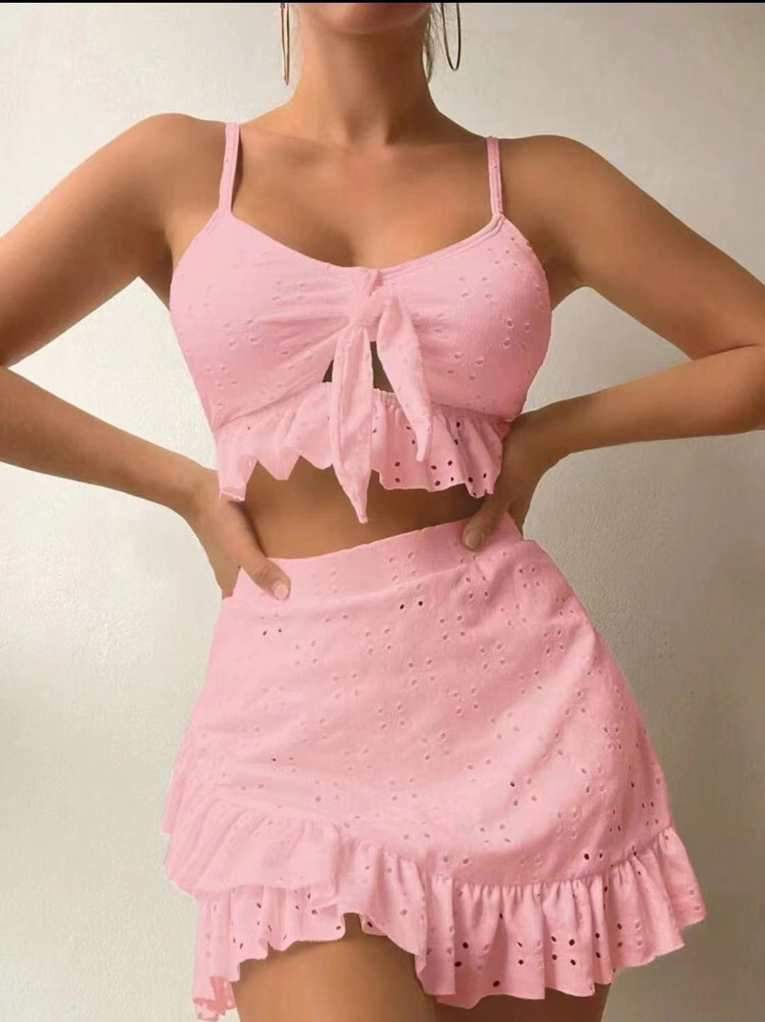 Costume da bagno femminile tre pezzi con bikini e copricostume, dettagli increspati per spiaggia o piscina.