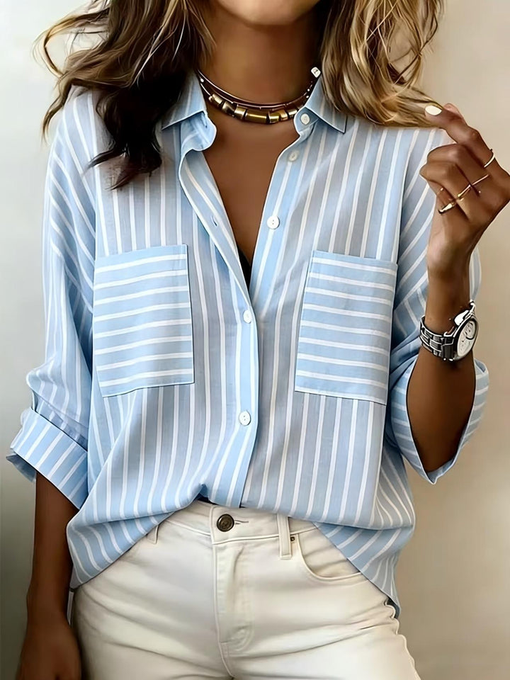 Camicia donna a righe bianche e blu, monopetto, con maniche lunghe per un look primaverile.