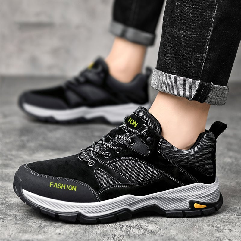 Sneakers uomo per running, con lacci resistenti e suola piatta per massima aderenza.