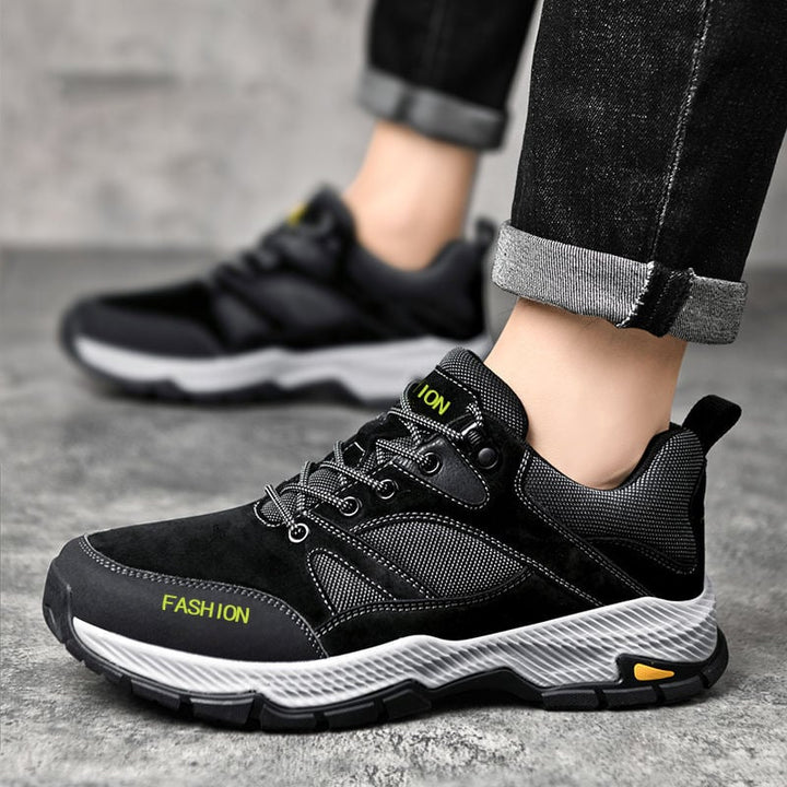 Sneakers uomo per running, con lacci resistenti e suola piatta per massima aderenza.