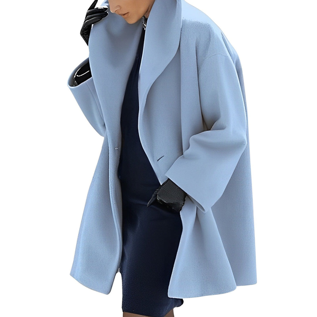 Vista frontale: giacca invernale donna elegante, un cappotto caldo e alla moda per ogni occasione.