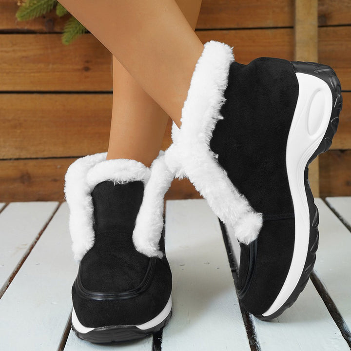 Stivaletti donna invernali neri con zeppa platform, comodi slip-on. Ideali per la moda autunno/inverno.