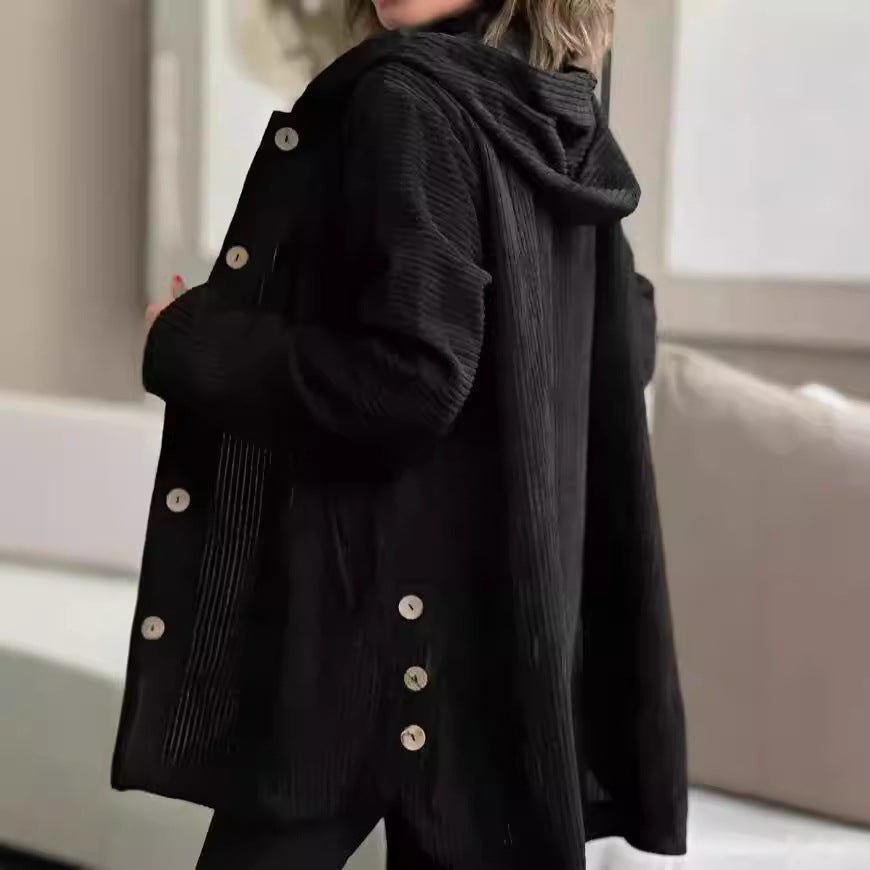 Giacca invernale da donna abbottonata con cappuccio, un capo essenziale per la moda casual.