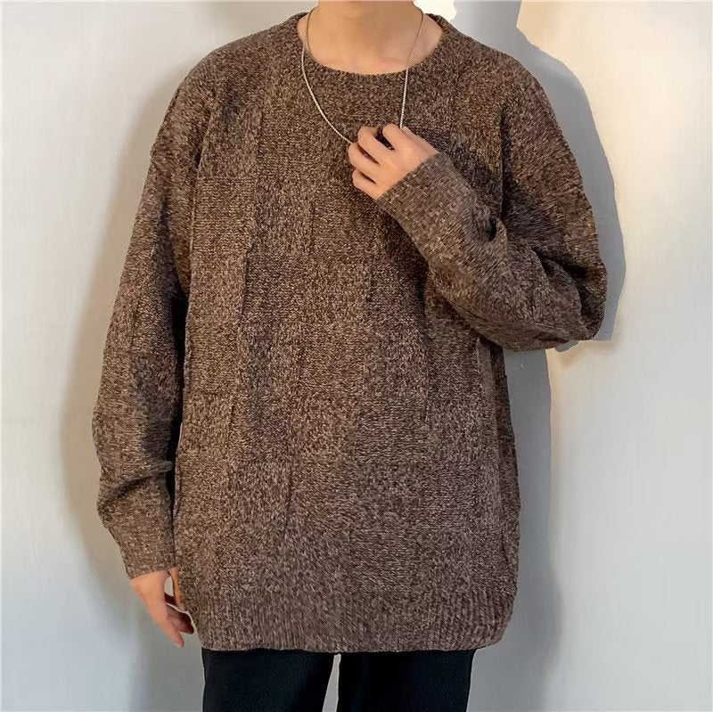 Primo piano del maglione uomo con motivo diamante, evidenzia la texture calda e lo stile invernale.