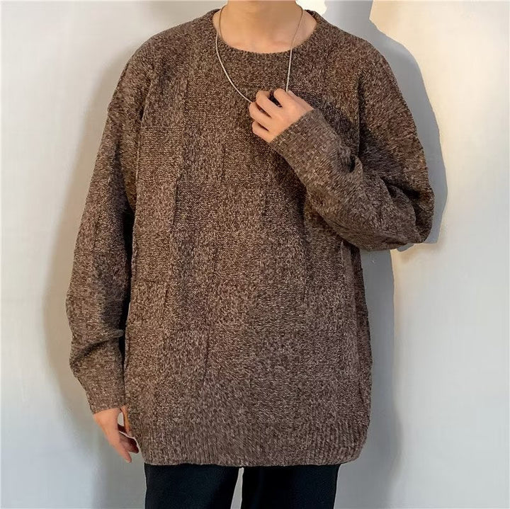 Primo piano del maglione uomo con motivo diamante, evidenzia la texture calda e lo stile invernale.